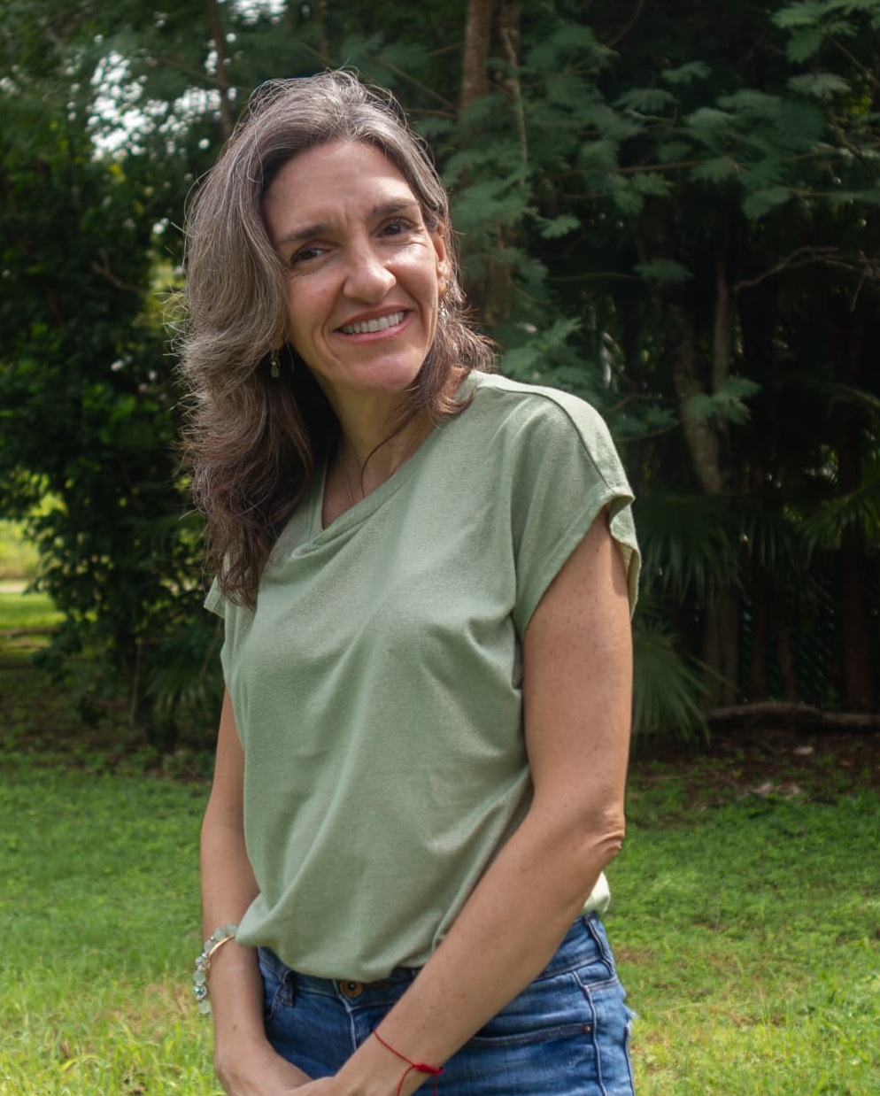 Orly Cohen, sonriente en un jardín